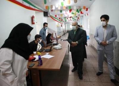 بازدید زالی از فرایند واکسیناسیون ضربتی دانش آموزان تهرانی در دومین روز اجرای این طرح