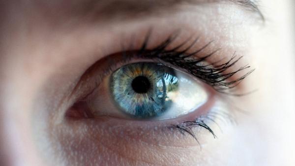 5 نشانه و علامت مسائل چشمی رایج و نحوه درمان آن ها